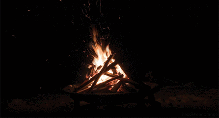 晚餐后参加【篝火活动】,一群人围着火堆欢歌起舞.
