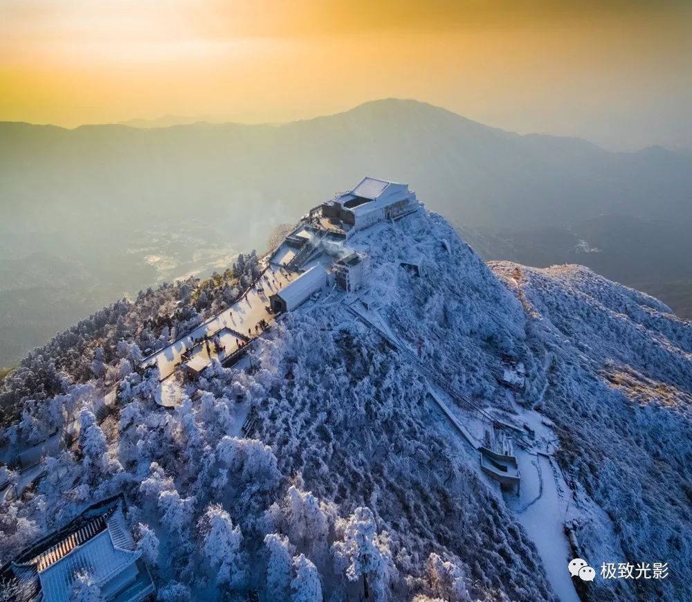 就在冬日的南岳衡山. 雄峙在海拔不到100米的湘中地区, 巍峨高峻.