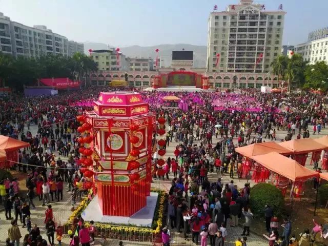 忠信花灯节时间地点:连平县忠信镇人民广场活动内容:该节日是河源市