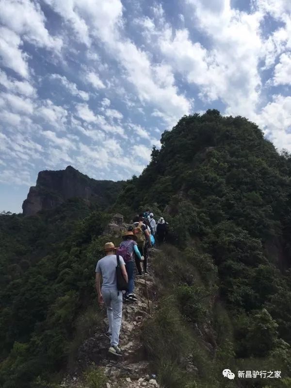 你的右边对面是群峰鹤立,山腰梯田层叠,山下村落齐整;你的左边山坡