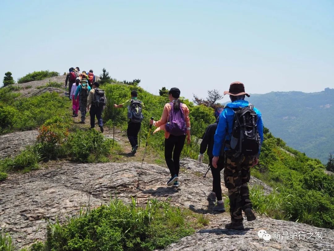 驻足稍许,向大岩山峰顶挺进.