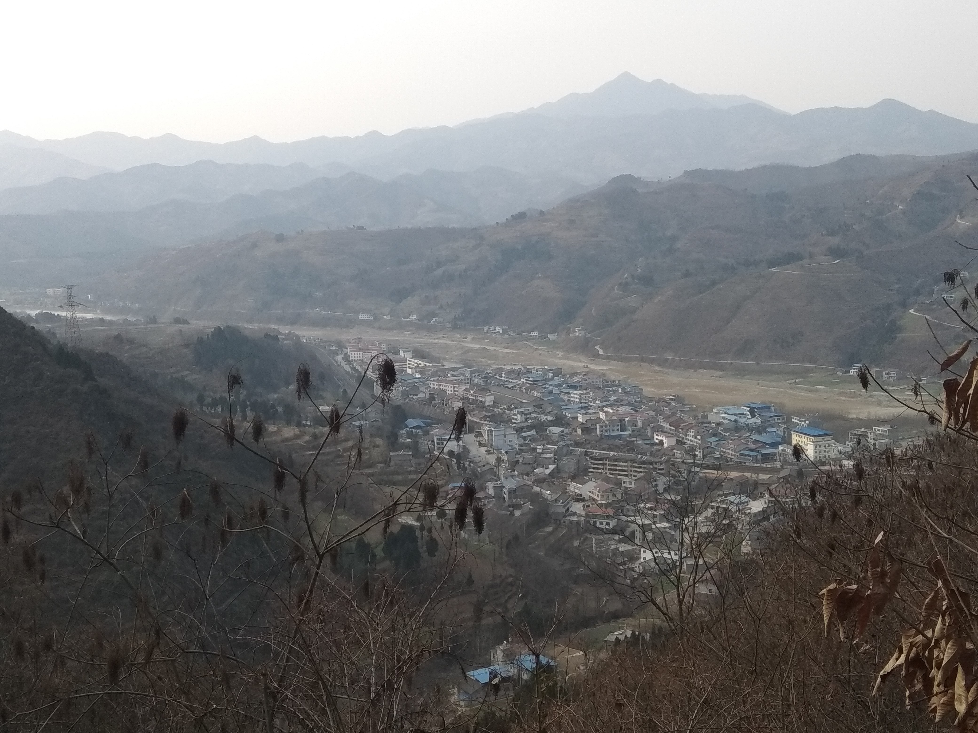 他家三口人,女儿,母亲和他自己,家住燕子砭镇以南山上的两间土坯房