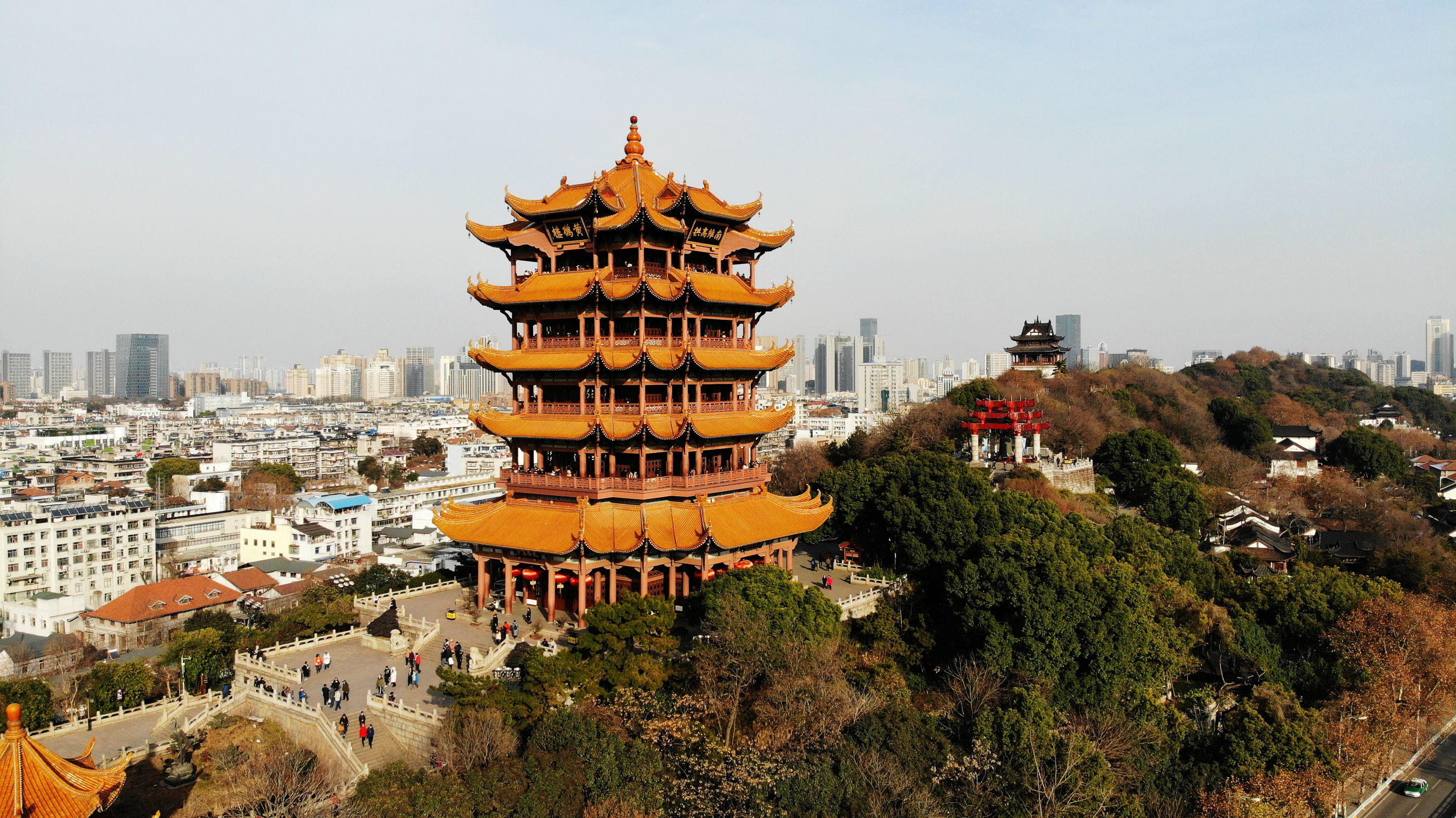 黄鹤楼是武汉市标志性建筑,与晴川阁,古琴台并称"武汉三大名胜".