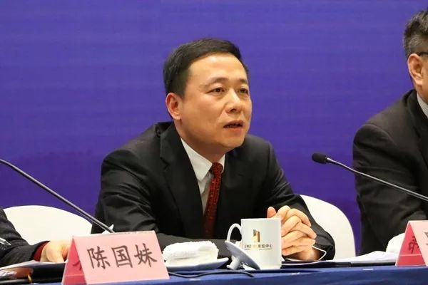 杭州市规划局副局长黄瑚介绍情况亚组委副秘书长,副市长陈国妹主持