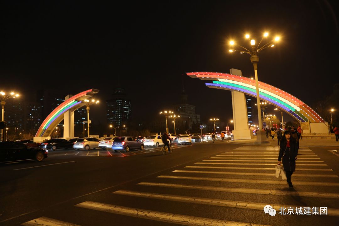位于建国门和复兴门的两座老版彩虹门是1997年6月为庆祝香港回归祖国