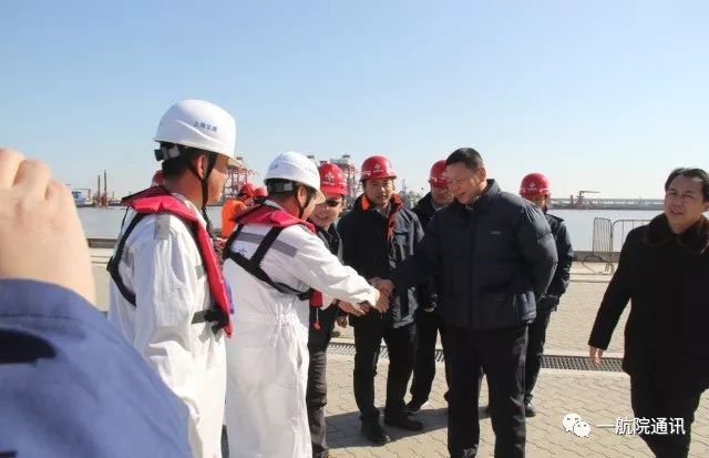 滨海港经济开发区管委会领导为滨海总承包项目部疏浚工程施工一线作业