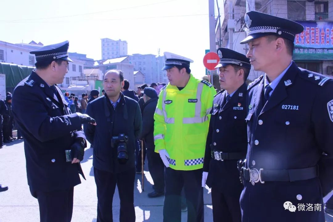 洛南今日上空警笛长鸣,县公安局押解18名嫌疑人辨认作