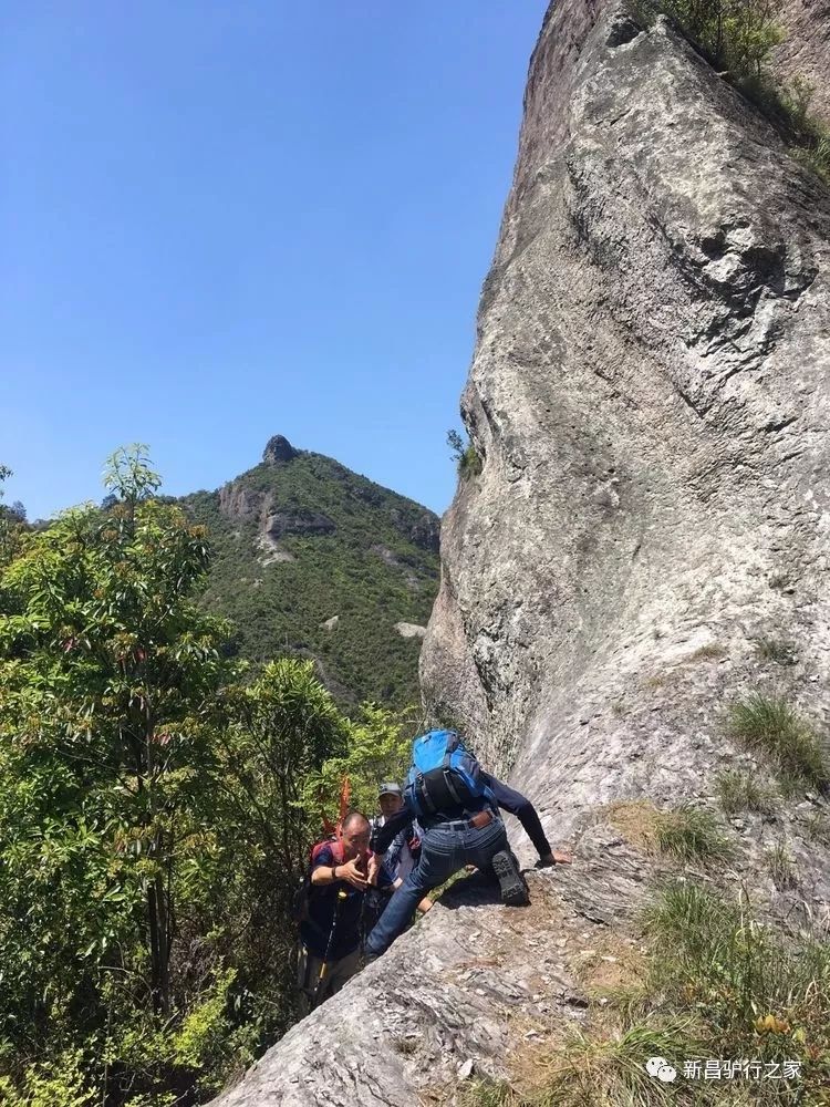 你的右边对面是群峰鹤立,山腰梯田层叠,山下村落齐整;你的左边山坡