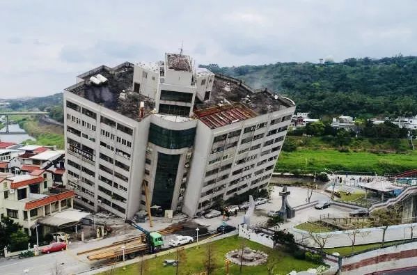 台湾6.4级地震大楼坍塌,遭日本网友吐槽