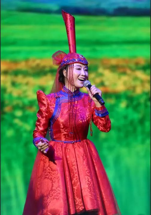 萨仁,蒙古族青年女歌手,出生于内蒙古通辽科尔沁大草原.