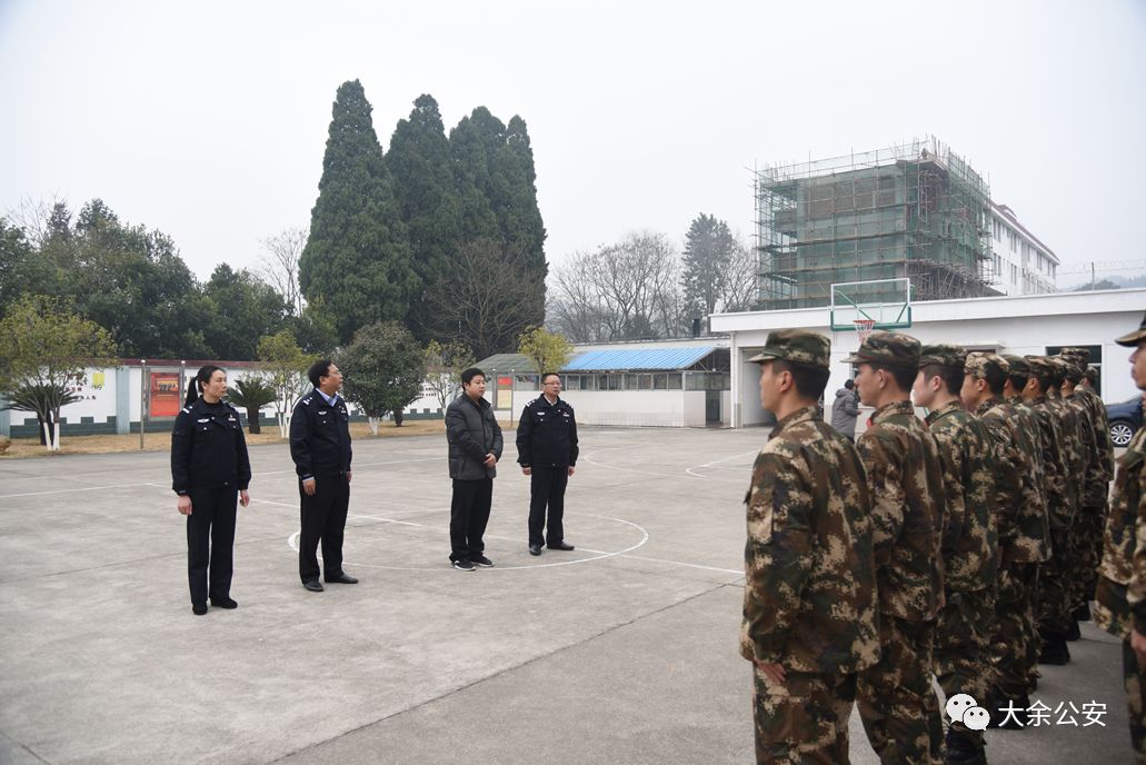 大余县公安局春节前慰问武警消防官兵