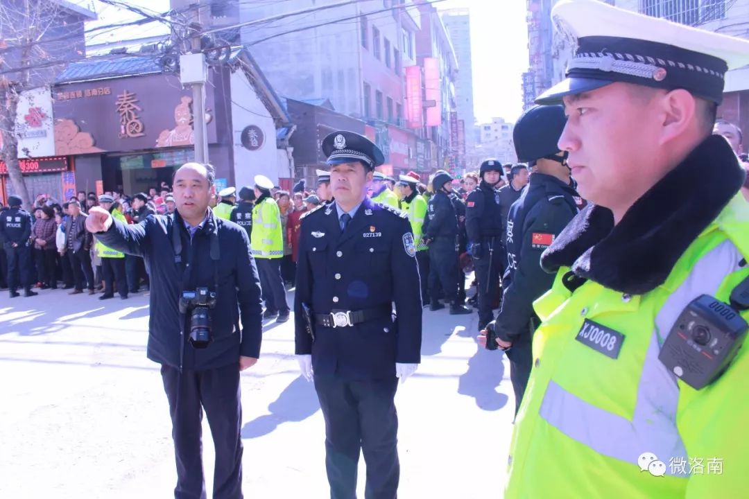 洛南今日上空警笛长鸣,县公安局押解18名嫌疑人辨认作