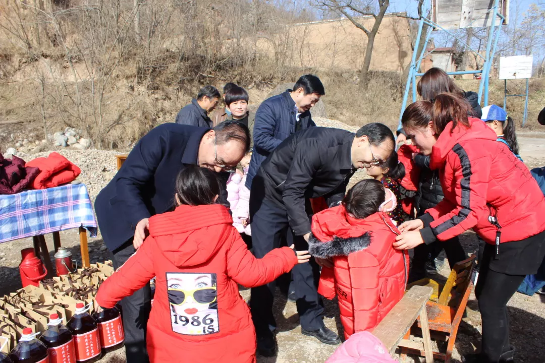 宝鸡市政协办公室联合仝刚青少年关爱中心走进后沟塬村精准扶贫