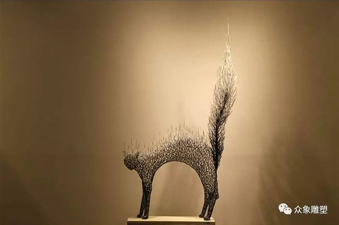 用金属仿树枝构建的空心动物雕塑