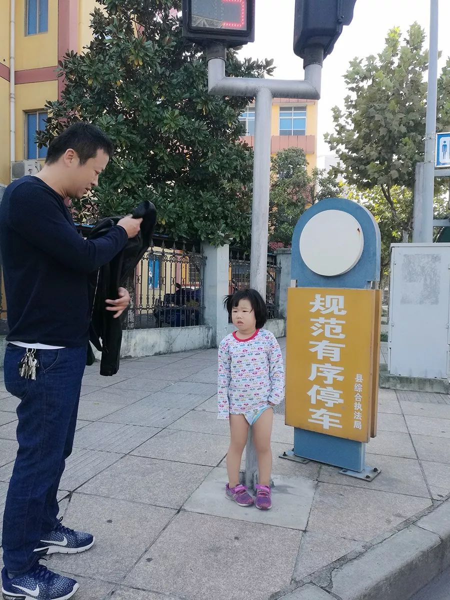 胡震上班途中,在秦山路和勤俭路口,看到一个四五岁的小女孩独自行走