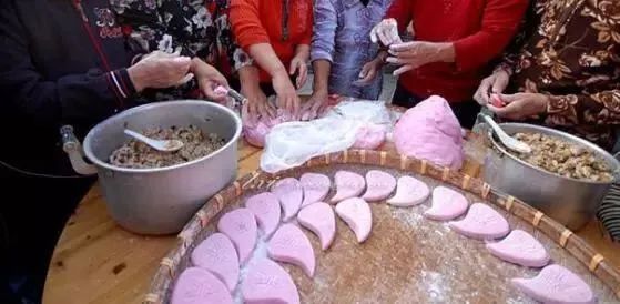 做 粿 粿品是很多潮汕人的最爱 除夕前的一两天 家家户户就会开始做