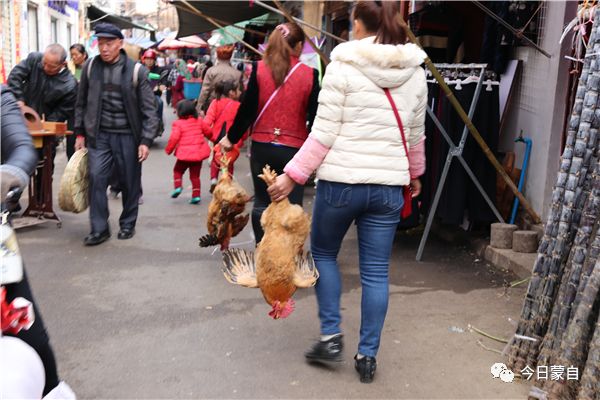 蒙自乡镇的街ɡāi子你赶过几个过年前这些吓人的东西都拿出来卖了