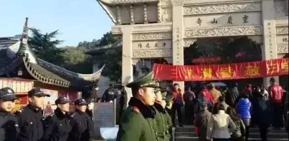 每年除夕到初一凌晨 这些寺院也会举办烧头香活动 寒山寺 定慧寺 灵岩