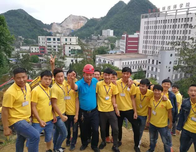 水钢技师学院视察挖掘机培训基地) 学院地址:六盘水市钟山区巴西路667