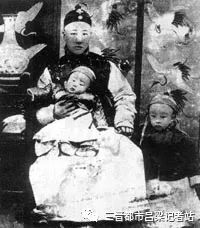 历史 正文 1912年2月12日,隆裕太后带着清王朝的末代皇帝溥仪,在养心