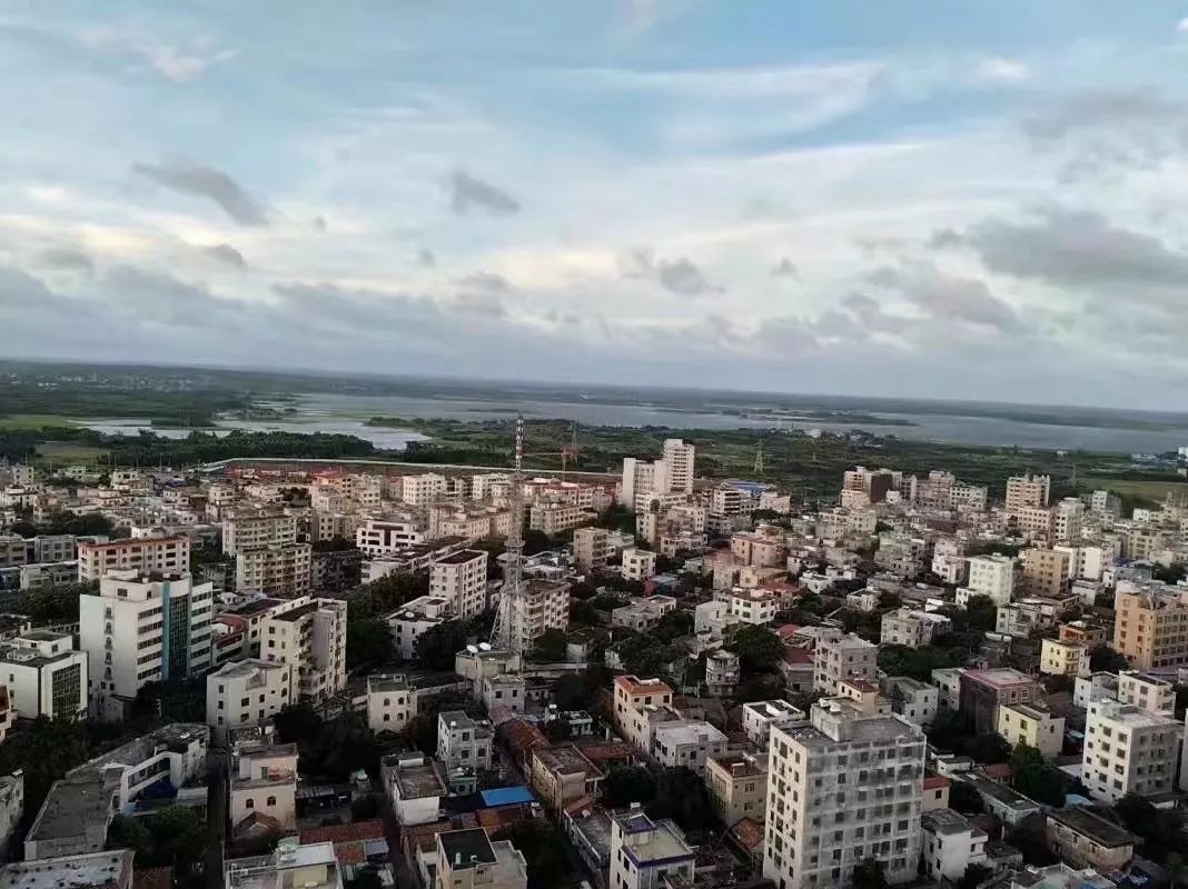 徐城是雷州半岛南端的交通枢纽,又是徐闻县交通中心,与各乡镇均有公路