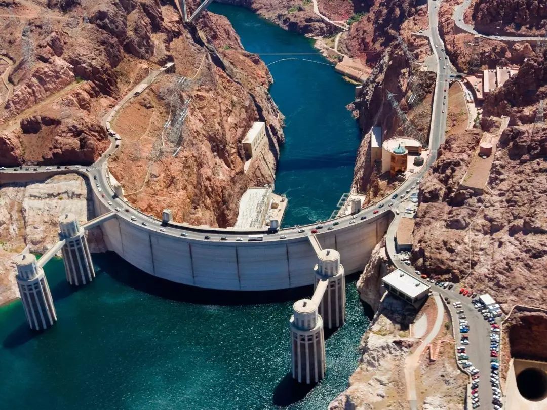 胡佛水坝是一座拱门式重力人造混凝土水坝,世界闻名的水利工程.