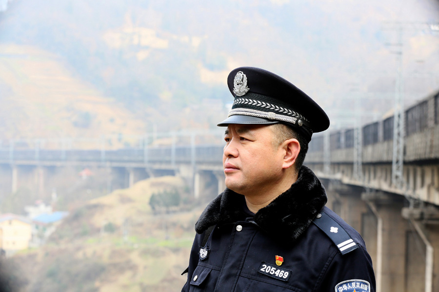 新春走基层 民警范雪艳:大巴山里一个人的暖心坚守