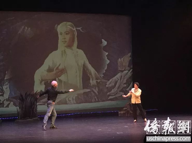 喜儿的扮演者石钟琴与大春的扮演者凌桂明再现《白毛女》剧中经典片段