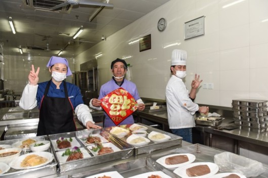 图说:食堂师傅们各显神通,为留校学生准备了一桌桌丰盛的年夜饭 上海