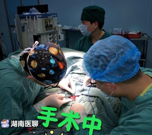 新生女婴一哭,大便竟不是从肛门冒出?父母着急坏了!