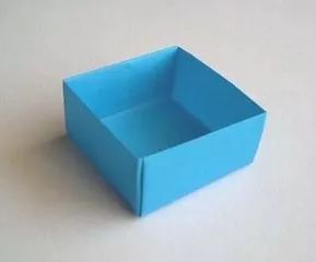 折小盒子的方法:准备好正方形纸