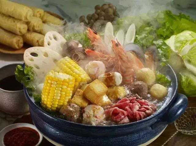 这张火锅图片出自香港著名食物造型师汪恩赐之手,看到整个拍摄过程