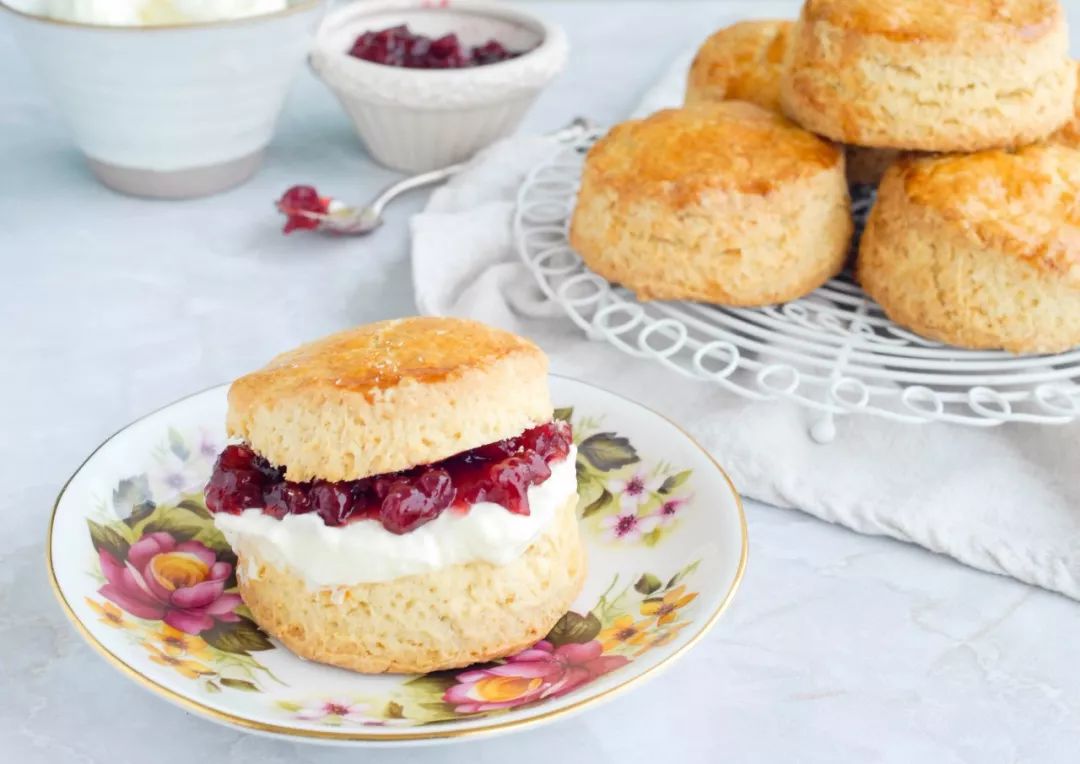 司康饼scone,又称英国松饼,属于快速发酵面团所制成的糕饼quick bread