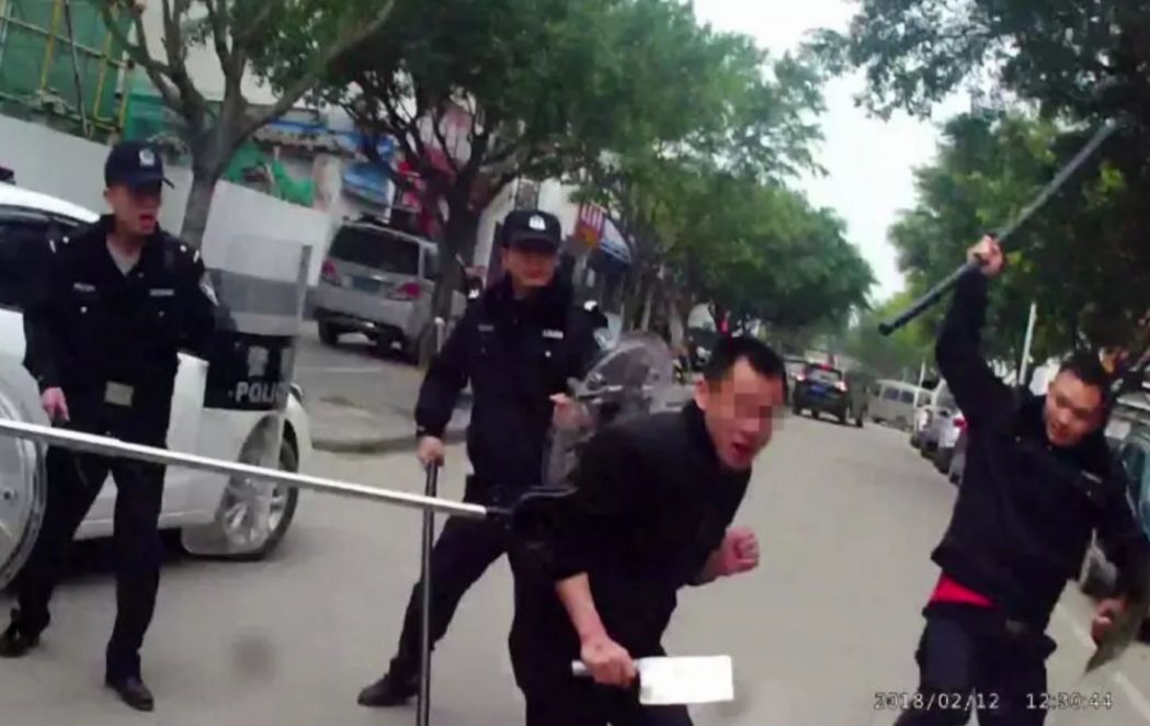 【全现场】桂林一男子街头持刀砍人,民警开枪击中嫌疑