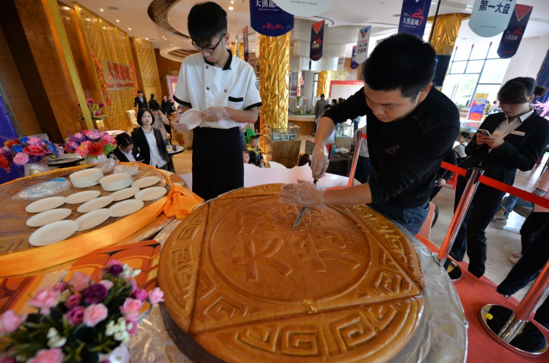 10月,中秋节超大月饼空降大汉龙城,共飨团圆