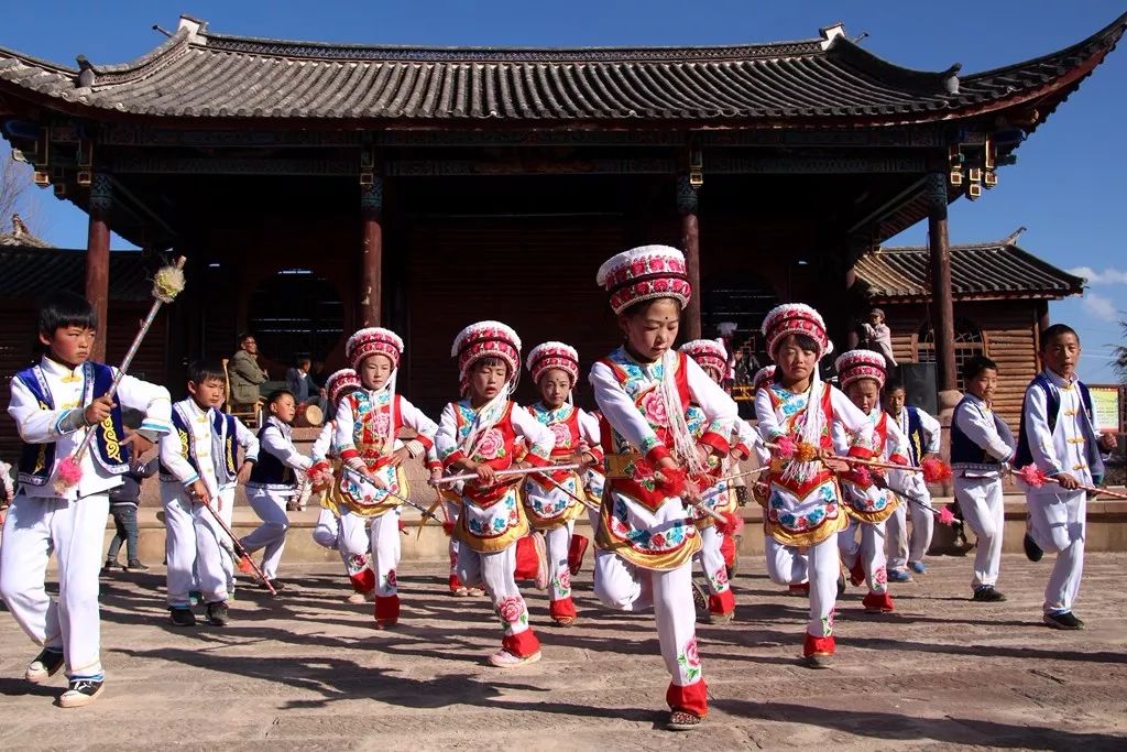石龙村最著名的非物质文化事项是霸王鞭,据说是白族霸王鞭这种民间