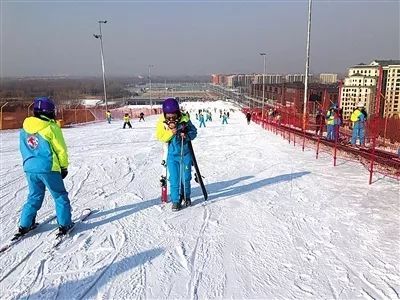 新京报记者于本月先后探访了北京龙熙滑雪场,雪都滑雪场和狂飙乐园