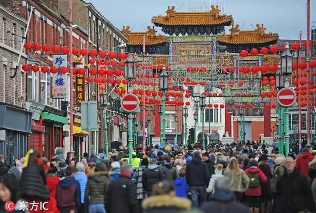 荷兰阿姆斯特丹,民众在唐人街的寺庙前观看舞狮表演,庆祝中国春节.