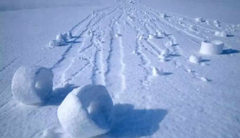 加拿大的雪会自动滚雪球?难道真有精灵?