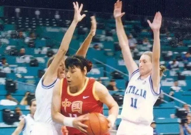 郑海霞在美国女子职业篮球联赛(在后文中简称为"wnba")的选秀大会上被