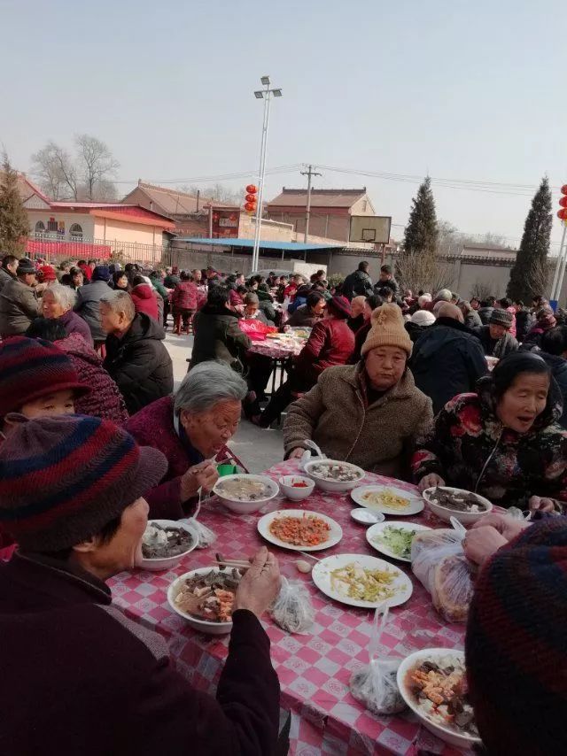 中午12:00,在闻喜侯村乡东峪村拍到的,上百人聚集,现场发现金!