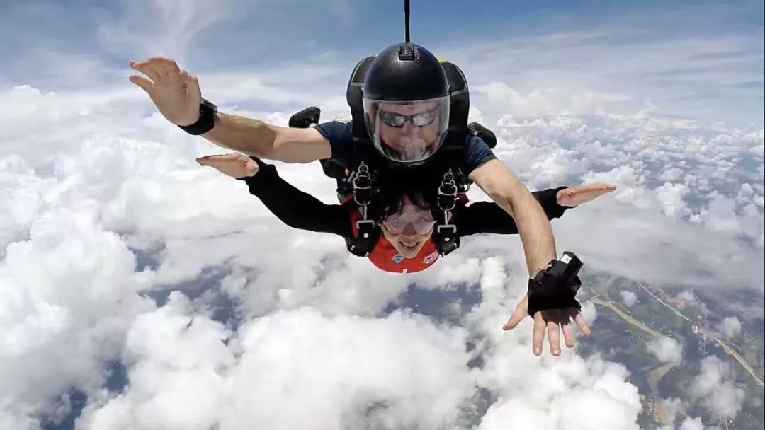 儋 州  高空双人跳伞 体验飞翔的感觉 游客体验高空跳伞项目 去年10