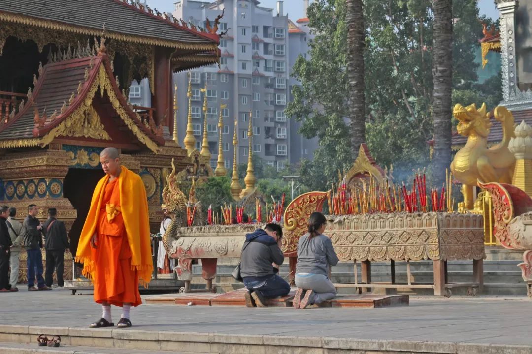 快讯头条今日西双版纳总佛寺举行63位小孩出家当沙马内拉法会盛况