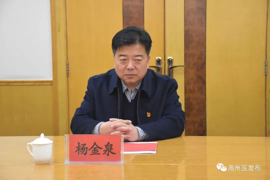 杨金泉代表区委,区人大,区政府,区政协及46万肃州人民,向部队官兵