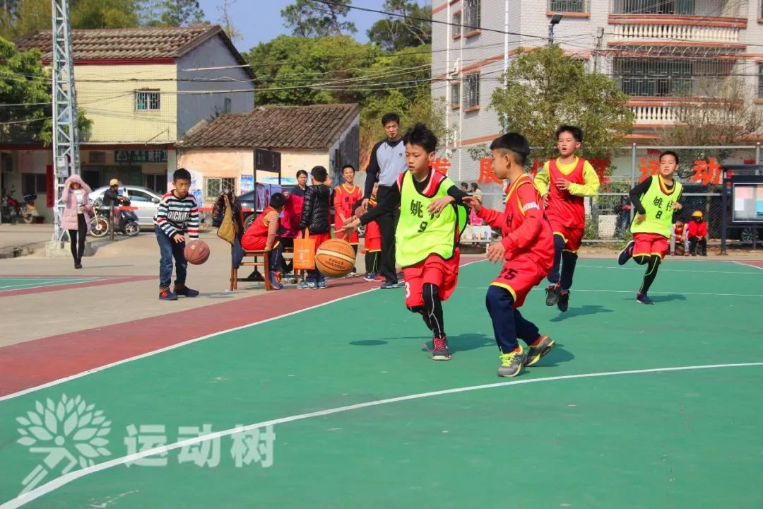 惠城区水口姚村村请来专业教练免费教孩子们打球