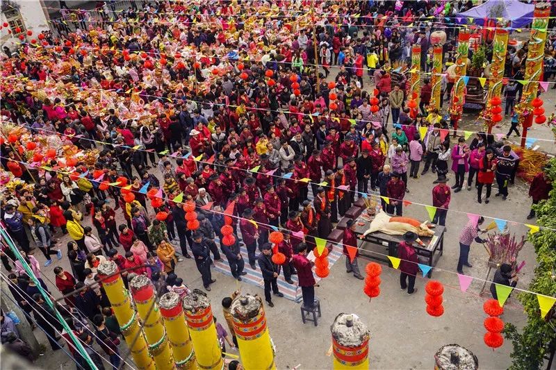 2016年2月,潮州饶平东山镇.祭祀仪式开始,村民按照辈分不同依次排列.