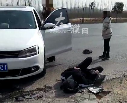 濮阳发生一起惨烈车祸,头盔都摔坏了,男子躺在地上.