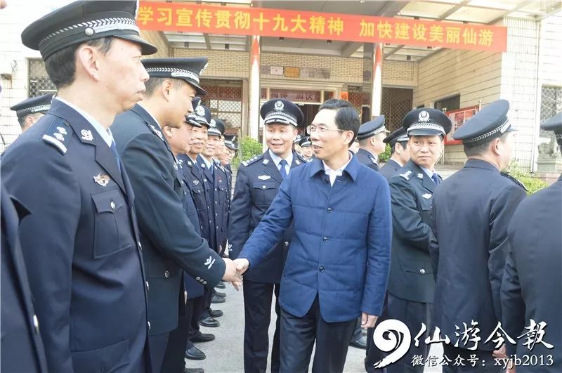 县委书记郑亚木率队慰问公安干警,向全县公安干警致以崇高敬意!