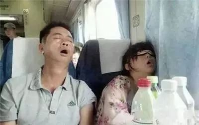石家庄人回老家过年,火车上各种奇葩睡姿!笑后有点心酸.