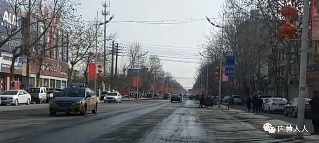 在内黄县城繁华街道朝阳路两侧有铁制的隔离护栏,用以疏导交通.